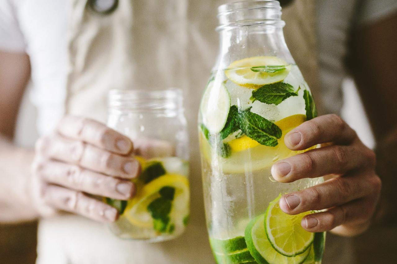 Rasakan kesegarannya ini 6 manfaat infused water untuk kesehatan